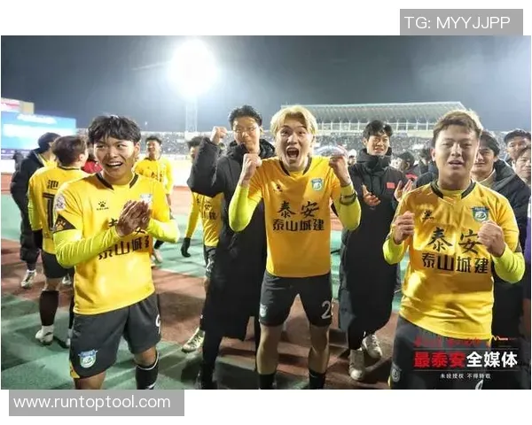 当伦敦碗体育场再次响起铁锤敲击的轰鸣，西汉姆联与诺丁汉森林的保级关键战即将拉开帷幕！